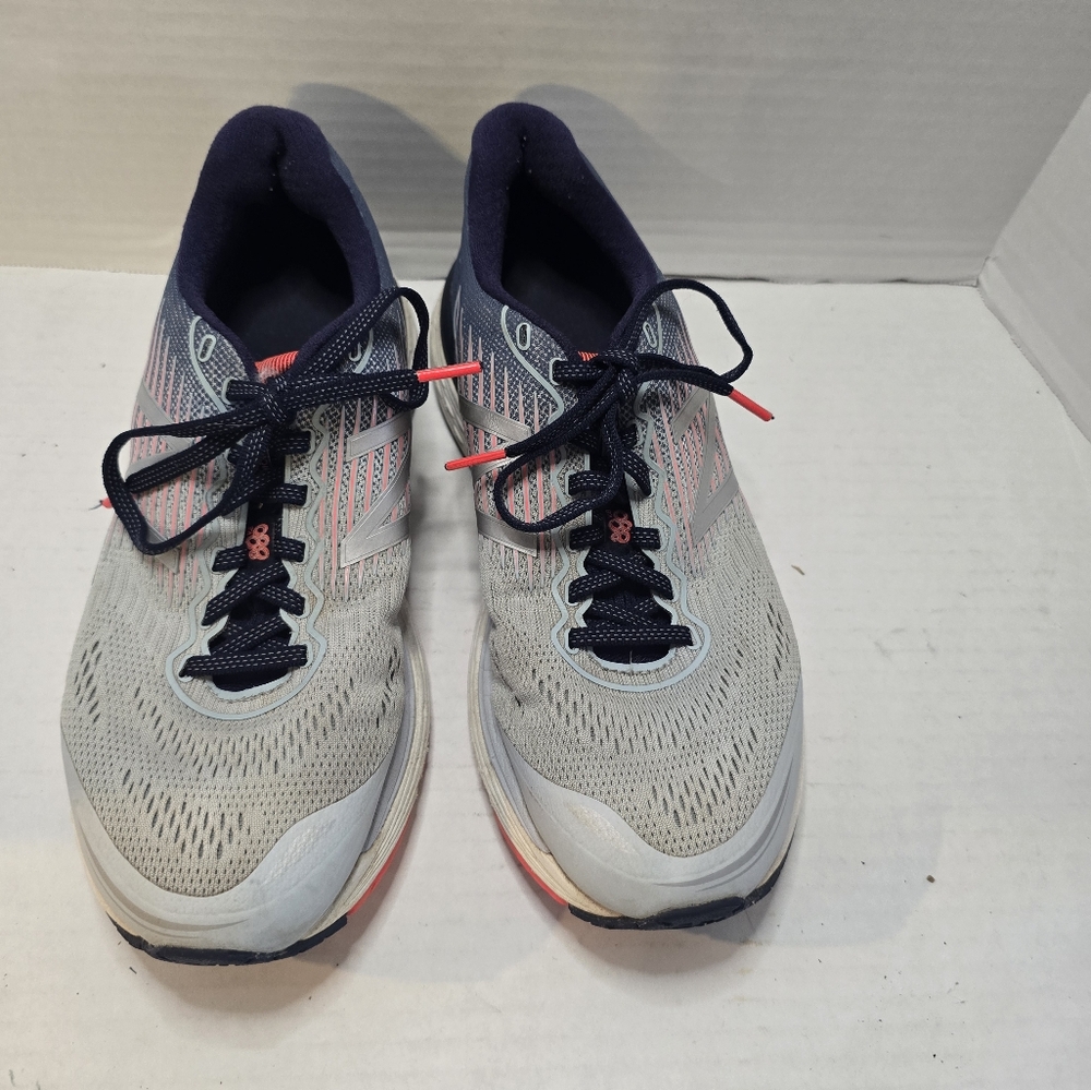 Women running shoesβ